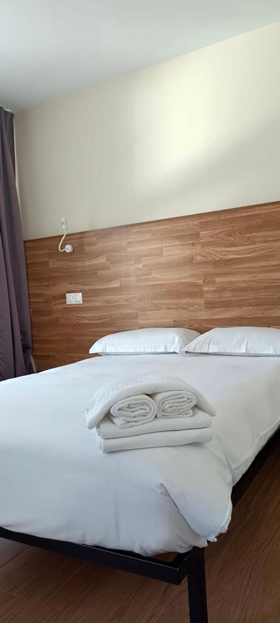 Apartahotel Golden Alcala 阿尔卡拉德荷那利斯 外观 照片
